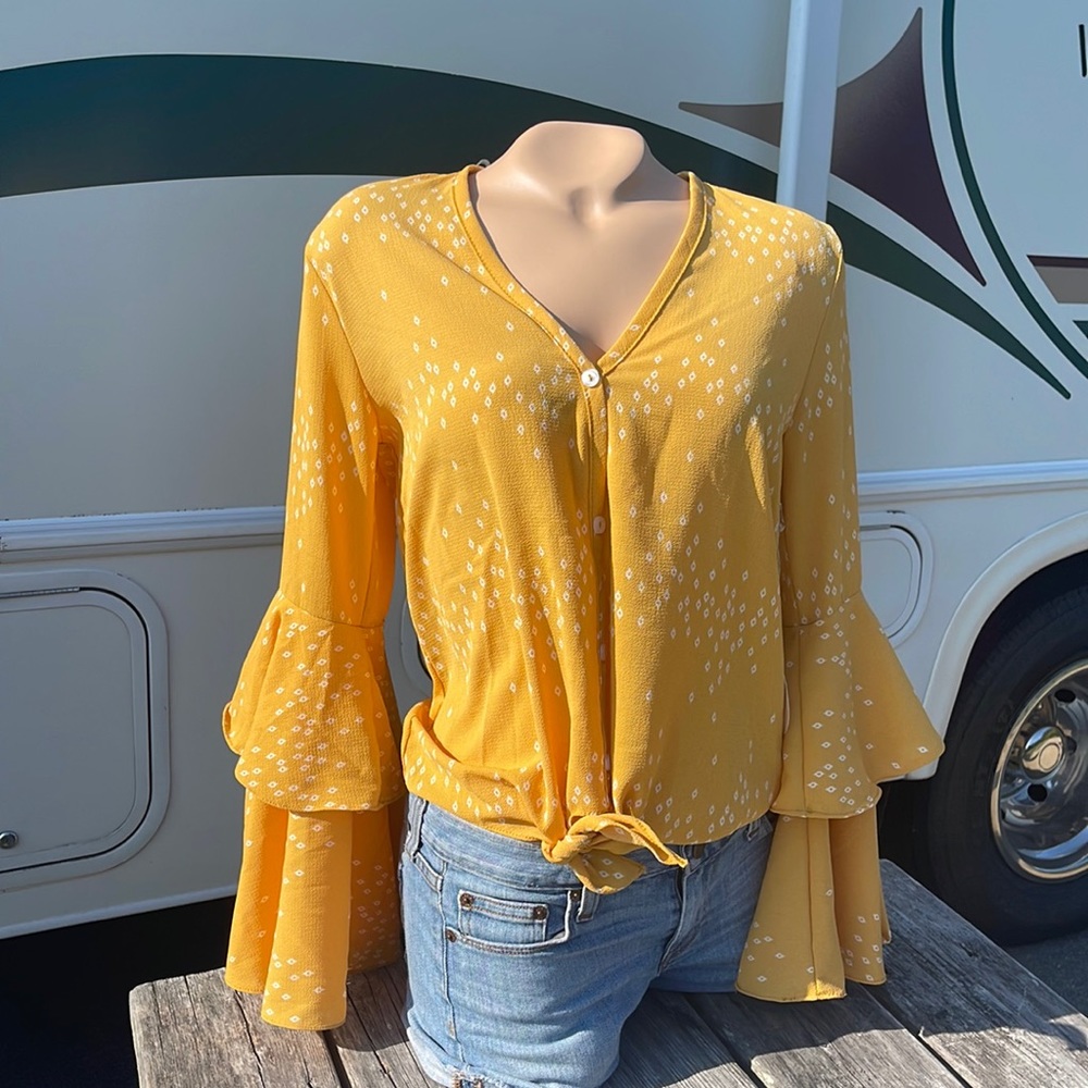 Hummingbird Size Small Boutique Blouse w/ Flowy Arms and a Tie Waist NWT's